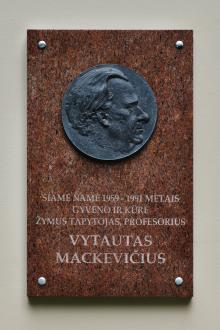 Dailininko Vytauto Mackevičiaus bareljefas